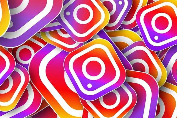 Multiple copies of the Instagram logo creating a collage.
